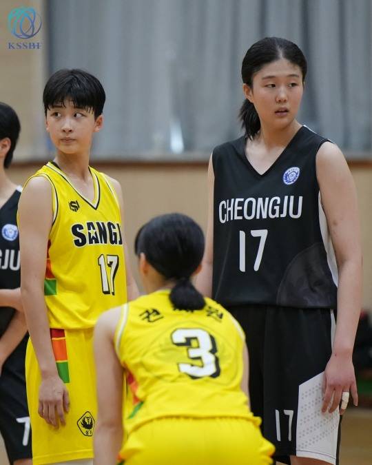 9일 상주여중-청주여중 결승 토너먼트에서 양 선수들이 점프볼을 준비하고 있다. [한국중고농구연맹 제공]