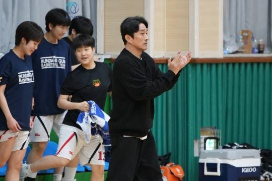 분당구미중 코치가 선수들을 격려하고 있다. [한국중고농구연맹 제공]