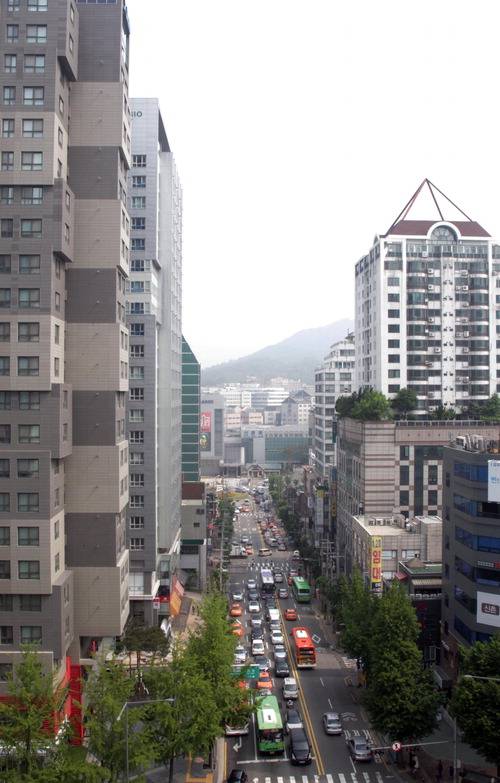 고층 오피스텔이 즐비하게 늘어선 신촌 주변 전경.  매경DB