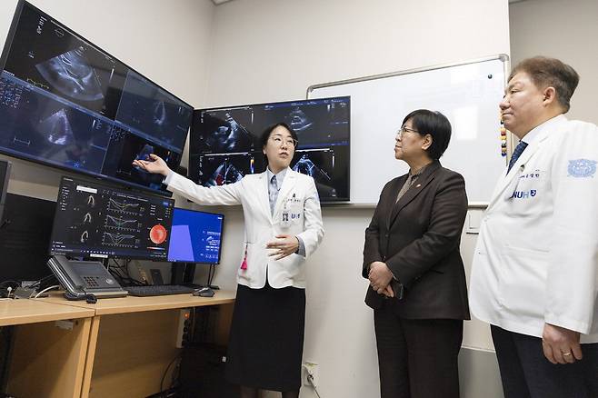 정은경 보건복지부 장관(가운데)이 지난달 분당서울대병원에서 의료진과 AX 방안을 논의하는 모습. 정부는 동네병원에 AI를 접목해 '만성질환 관리 허브'로 키울 방침이다. 보건복지부