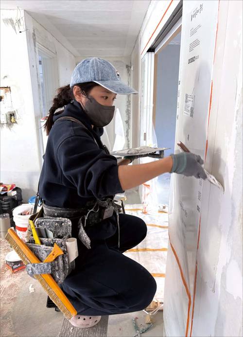 4년 전 도배에 뛰어든 이지윤 윤도배 대표가 아파트 인테리어 시공 현장에서 벽지 도배를 하는 모습. (윤도배 제공)