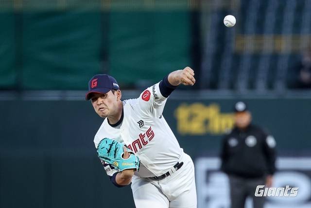 김진욱이 8일 KT전에서 공을 뿌리고 있다. 사진=롯데 제공