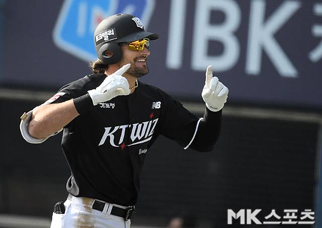8일 롯데전에서 홈런포를 가동한 힐리어드. 사진=천정환 기자