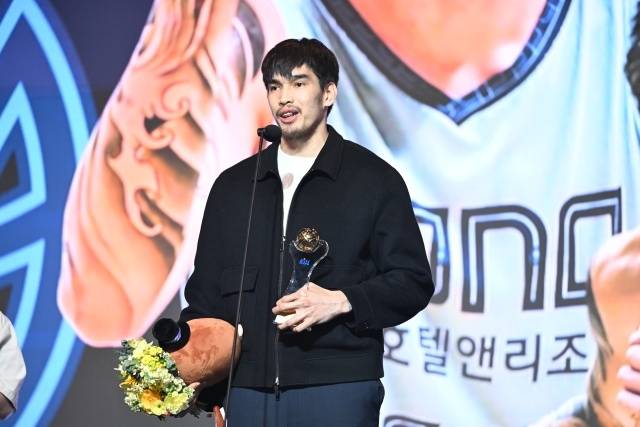 고양 소노의 케빈 켐바오는 9일 그랜드 인터컨티넨탈 서울 파르나스 그랜드 볼룸에서 열린 2025-26 LG전자 프로농구 시상식에서 신인선수상을 수상했다. 사진=KBL 제공