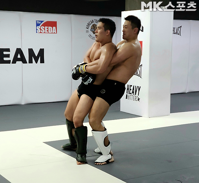 대한민국 UFC 17호 파이터 정다운이 2026년 4월 Korean Top Team 본관에서 대한민국 UFC 25호 파이터로 데뷔를 준비하는 이이삭을 들어서 넘어뜨리려 하고 있다. 사진(서울 합정동)=강대호 기자
