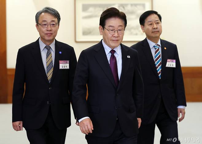 [서울=뉴시스] 최동준 기자 = 이재명 대통령이 9일 청와대에서 열린 국민경제자문회의 제1차 전체회의에 입장하고 있다. 2026.04.09. photocdj@newsis.com /사진=