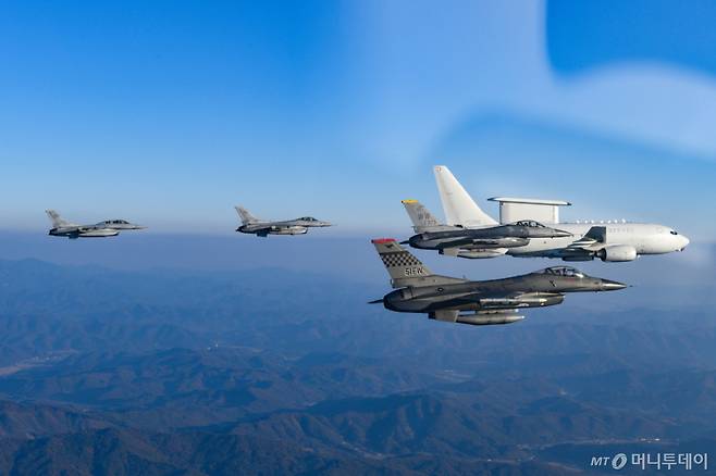 [서울=뉴시스] 연합 편대비행 공중 지휘에 나선 진영승 합참의장과 존 대니얼 케인 미국 합참의장이 탑승한 KF-16, F-16과 E-737 항공통제기 등 항공기가 3일 한반도 상공을 비행하고 있다. (사진=합동참모본부 제공) 2025.11.03.