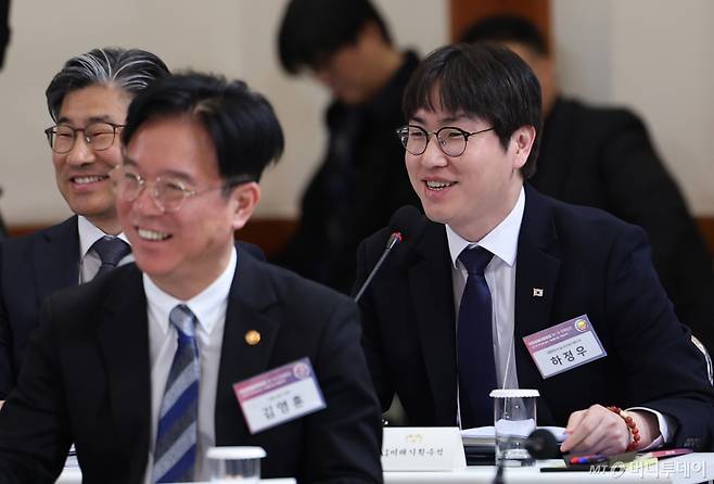 [서울=뉴시스] 최동준 기자 = 하정우 AI미래기획수석이 9일 청와대에서 열린 국민경제자문회의 제1차 전체회의에서 발언하고 있다. 2026.04.09. photocdj@newsis.com /사진=