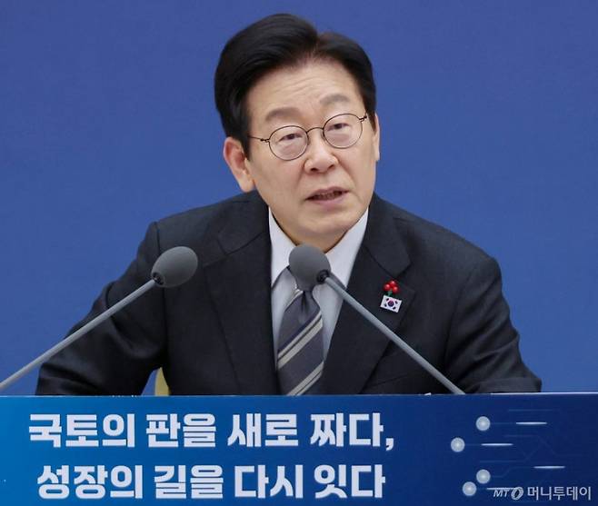 [세종=뉴시스] 최동준 기자 = 이재명 대통령이 지난해 12월 세종시 정부세종컨벤션센터에서 열린 국토교통부 업무보고에서 발언하고 있다. (대통령실통신사진기자단) 2025.12.12. photocdj@newsis.com /사진=