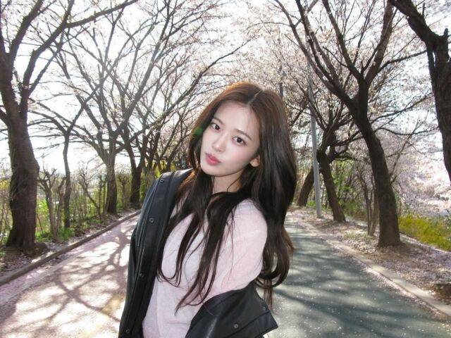 안유진이 봄 감성을 가득 담은 일상을 공개했다. / 안유진 SNS