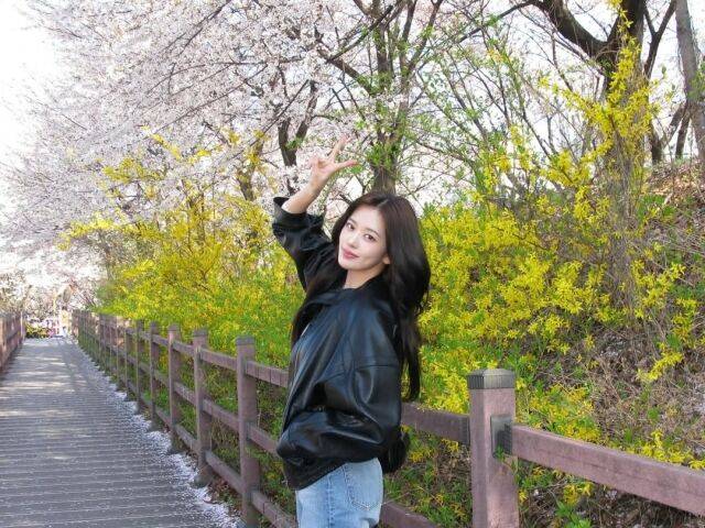 안유진이 봄 감성을 가득 담은 일상을 공개했다. / 안유진 SNS