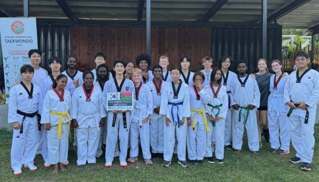 태권도봉사단(원)이 바누아투에서 수련생들과 기념촬영을 하고 있다. /태권도진흥재단 제공