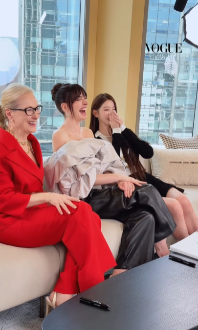 왼쪽부터 할리우드 전설 메릴 스트립, 앤 해서웨이, 그룹 아이브 멤버 장원영이 한 자리에 모였다. / 보그코리아 공식 소셜미디어