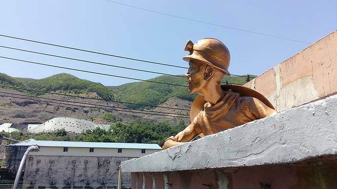 철암탄광역사촌 옥상의 산업전사 광부 동상