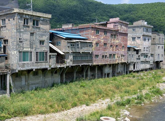 광부들은 산업생산때에도 목숨을 걸었지만, 생활에도 목숨을 걸었다. 1층보다 큰 2층의 가장자리는 쇠말뚝 몇개, 까치발이 지탱했다. 태백시 까치발 다세대 건물들