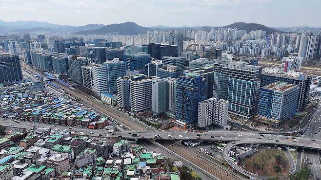 서울 구로구 구로동에 소재한 한 단독주택이 오는 23일 2차 매각을 진행한다. 해당 주택 주변에는 IT밸리 등 업무지구가 위치해 있다. 이건욱 PD