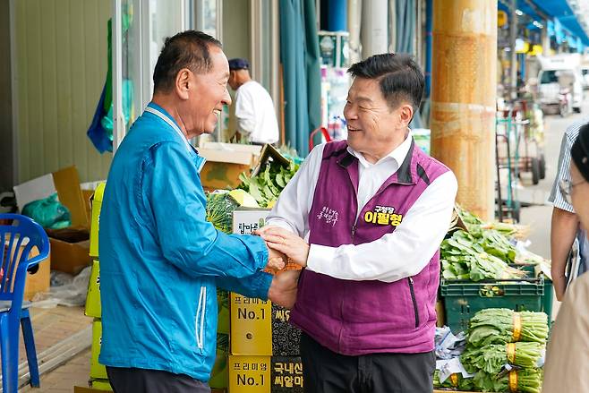 상인과 악수하는 이필형 동대문구청장(오른쪽)