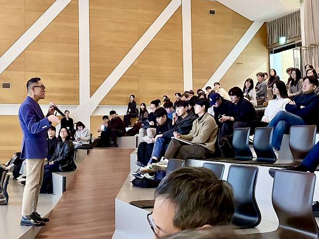 정태영 현대카드 부회장이 서울대학교 건축학과 공개강연에 연사로 참여해 강연하는 모습. [정태영 부회장 페이스북]