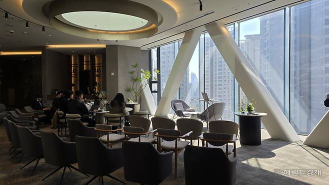 오티에르 반포에 약 80평으로 조성된 스카이브리지. 입주민 전용 라운지로 쓰인다. 홍승희 기자