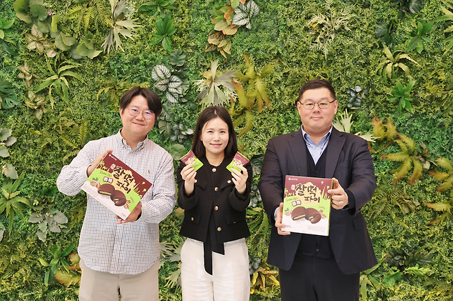 지난 8일 서울 영등포구 롯데웰푸드 본사에서 롯데중앙연구소 글로벌 이노베이션팀 정종근 팀장(왼쪽부터)과  케익&베이커리마케팅팀 최윤희 프로, 윤종훈 팀장이 헤럴드경제와 인터뷰 후 기념촬영을 하고 있다. [롯데웰푸드 제공]