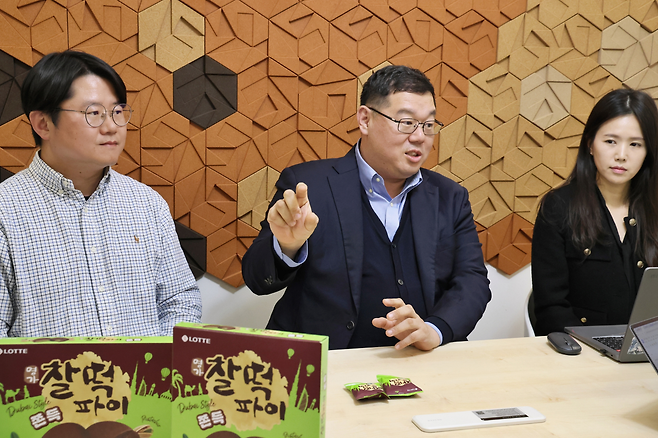 롯데웰푸드 롯데중앙연구소 글로벌 이노베이션팀 정종근 팀장(왼쪽부터) 케익&베이커리마케팅팀 윤종훈 팀장과 최윤희 프로가 헤럴드경제와 인터뷰를 하고 있다. [롯데웰푸드 제공]