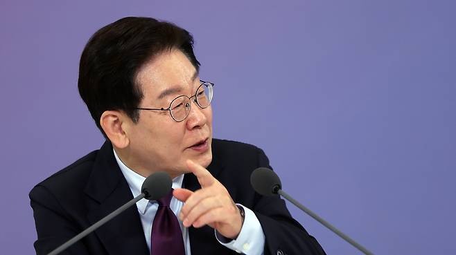 이재명 대통령이 9일 청와대에서 열린 국민경제자문회의 제1차 전체 회의에서 발언하고 있다. [연합]