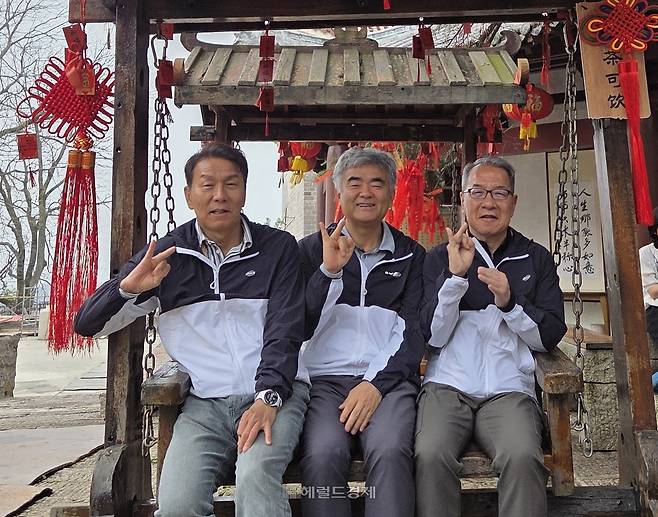 사진(가운데)은 삼조사를 방문한 정원주 조계종 중앙신도회 회장(헤럴드·대우건설 회장) 모습. 사진 왼쪽은 정용식 헤럴드 상무.