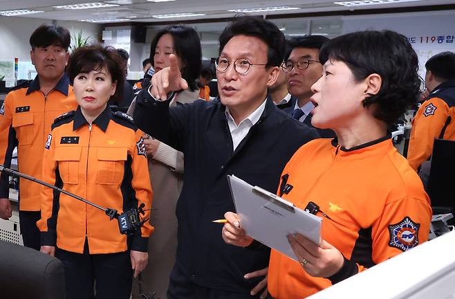 김민석 국무총리가 9일 전북 전주 119구급상황센터를 방문해 응급환자 이송 상황을 점검하고 있다. [연합]