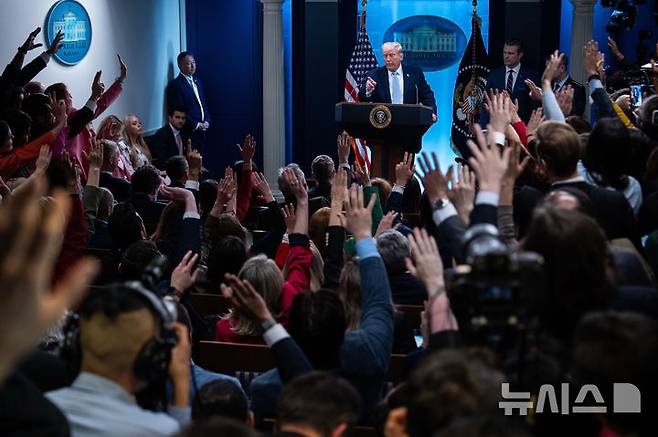 [워싱턴=AP/뉴시스] 도널드 트럼프 미국 대통령이 6일(현지 시간) 백악관 브리핑룸에서 기자회견 중 취재진 질문에 답하고 있다. 2026.04.08.