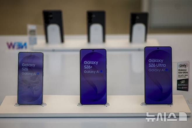 [서울=뉴시스] 정병혁 기자 = 국내를 포함한 전 세계 주요 국가에 갤럭시S26 시리즈가 공식 출시한 11일 서울 강남구 삼성 강남에 갤럭시 S26 시리즈가 진열되어 있다. 2026.03.11 jhope@newsis.com