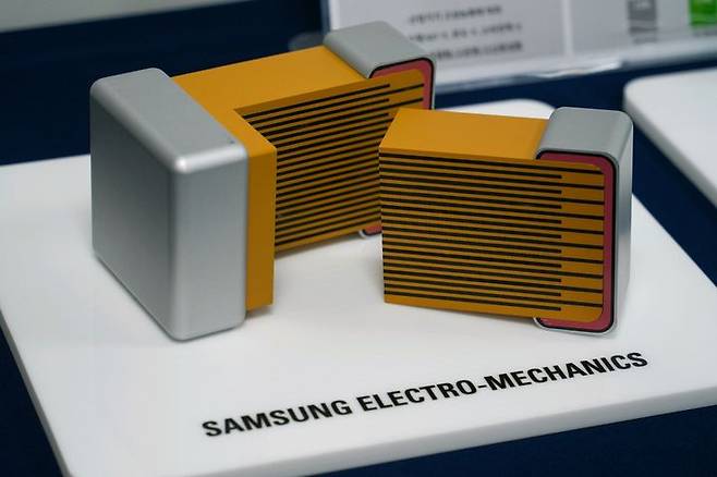 [서울=뉴시스]적층세라믹콘덴서(MLCC)는 전기를 저장했다가 반도체에 안정적으로 공급해 원활한 동작을 돕는 핵심 부품이다. 눈에 간신히 보이는 크기지만, 내부에는 500~1000층의 유전체와 전극을 교대로 층층이 쌓아 만든다. 삼성전자는 각각의 원료인 세라믹(도자기)과 금속(니켈)을 얇게 만드는 재료기술과 간섭 없이 균일하게 층을 쌓을 수 있는 제조 기술에서 세계 최고 수준의 기술을 가지고 있다. 특히 초부가가치 시장인 AI(인공지능) 서버용 제품 시장에서 40%의 점유율로, 일본 무라타와 함께 글로벌 선두권을 형성하고 있다.  사진은 MLCC의 목업(Mock-up). (사진=삼성전기 제공) photo@newsis.com *재판매 및 DB 금지