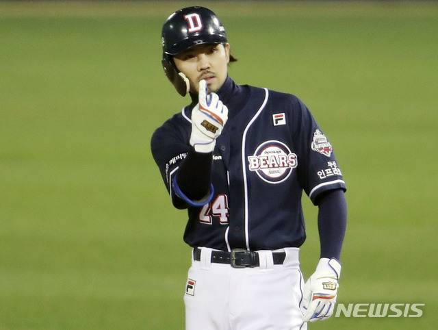 [서울=뉴시스] 박미소 기자 =후배 야구선수 등을 협박해 의료용 마약류를 수수한 혐의로 추가 기소된 야구 국가대표 출신 오재원(41)씨가 1심에 이어 2심에서도 실형을 선고받았다. 사진은 지난 2020년 11월 5일 준플레이오프(준PO) 경기에서의 오씨. 2026.04.09. misocamera@newsis.com