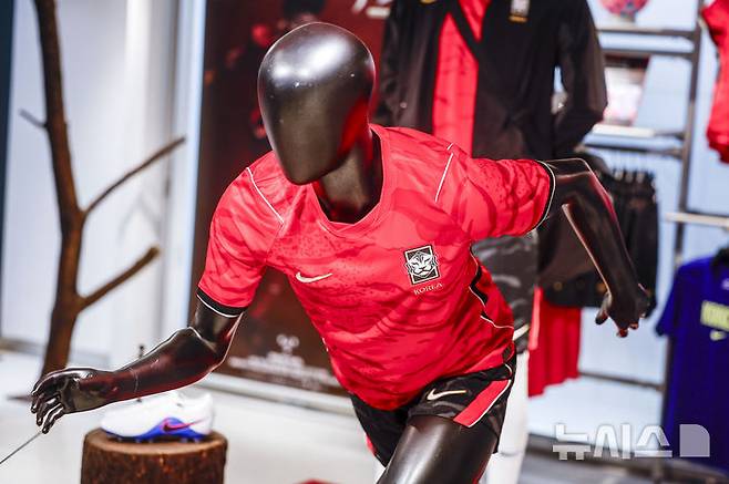 [서울=뉴시스] 정병혁 기자 = 9일 서울 강남구 나이키 강남 플래그십 스토어에 대한민국 축구대표팀 홈 유니폼이 전시되어 있다. 2026.04.09. jhope@newsis.com