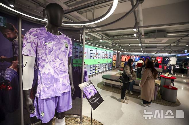 [서울=뉴시스] 정병혁 기자 = 9일 서울 강남구 나이키 강남 플래그십 스토어에 대한민국 축구대표팀 어웨이 유니폼이 전시되어 있다. 2026.04.09. jhope@newsis.com