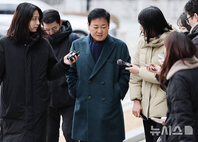 [서울=뉴시스] 김진아 기자 = 핵심 쟁점으로 떠오른 '누가' 종범 의율을 제안한 것인지와 실제로 연어·술파티 등을 통해 진술 회유 내지는 형량 거래가 있었는지를 두고 치열한 공방이 이어지는 가운데, 불씨는 안 아태평화교류협회장에 대한 진술 회유로도 번지는 형국이다. 사진은 서울고검 인권침해점검 TF(태스크포스)에 출석하는 안 회장. 2026.04.09. bluesoda@newsis.com