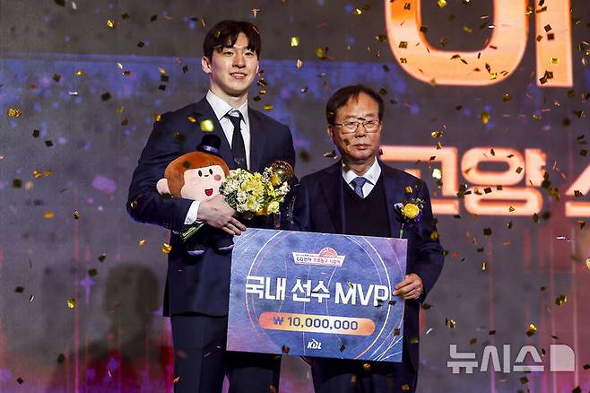 [서울=뉴시스] 정병혁 기자 = 9일 서울 강남구 그랜드 인터컨티넨탈 서울 파르나스에서 열린 2025-2026 LG전자 프로농구 시상식에서 이수광 KBL 총재가 고양 소노 이정현에게 국내선수MVP상을 전달한 뒤 기념촬영을 하고 있다. 2026.04.09. jhope@newsis.com