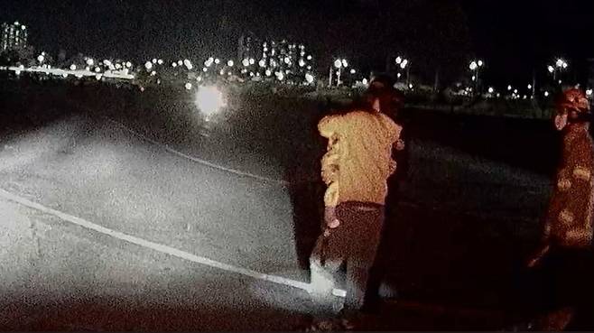 수은 건전지를 삼킨 25개월 환자의 긴급 장거리 이송을 위해 대체 투입된 중앙119구조본부 소속 소방헬기 충강 2호가 야간시간대 원주 인라인스케이트장에 착륙해 구급대로부터 신속하게 환자를 인계받고 있다. [소방청 제공]