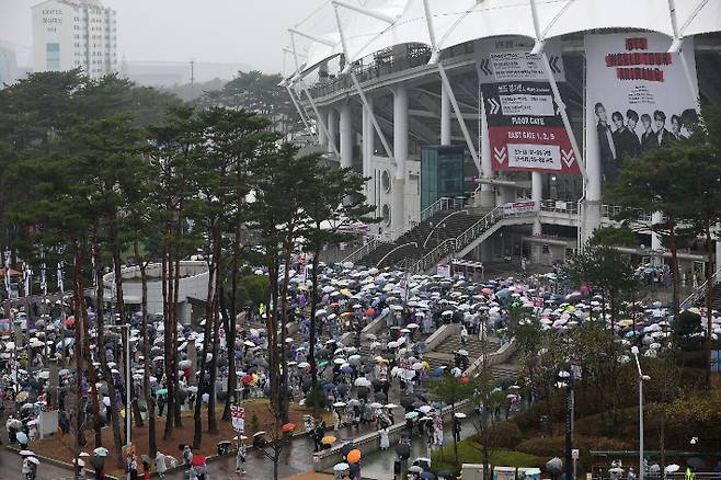 9일 오후 BTS 공연을 보기 위해 고양종합운동장을 찾은 관객들. 고양시 제공