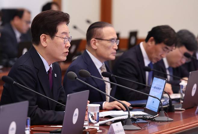 이재명 대통령이 9일 청와대에서 열린 수석보좌관회의에서 발언하고 있다. 연합뉴스