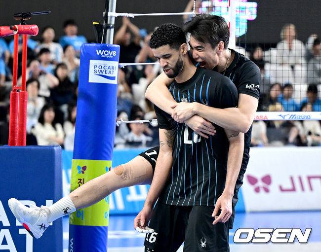 [OSEN=천안, 최규한 기자] 8일 천안 유관순체육관에서 ‘진에어 2025-26 V-리그’ 남자부 챔피언결정 4차전 현대캐피탈과 대한항공의 경기가 열렸다.이날 경기는 현대캐피탈이 세트 스코어 3-0(25-23 25-23 31-29)으로 승리하며 챔프전 2승 2패를 만들었다. 챔프 5차 최종전까지 가게 되었다.경기를 마치고 승리한 현대캐피탈 레오와 바야르사이한이 기뻐하고 있다. 2026.04.08 / dreamer@osen.co.kr