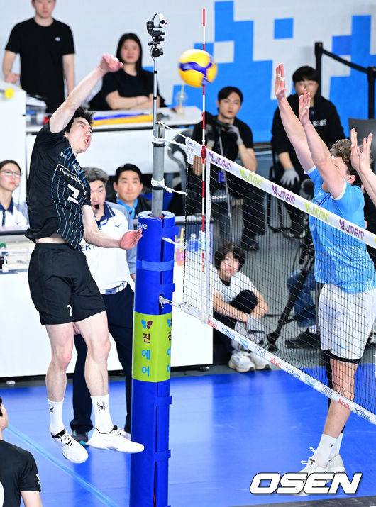 [OSEN=천안, 최규한 기자] 8일 천안 유관순체육관에서 ‘진에어 2025-26 V-리그’ 남자부 챔피언결정 4차전 현대캐피탈과 대한항공의 경기가 열렸다.시리즈 전적 2승 1패 우위를 점하고 있는 대한항공은 우승까지 1승만을 남겨뒀다. 3차전을 잡으며 반격에 나선 현대캐피탈은 승부를 최종 5차전까지 이어가려 한다.2세트, 현대캐피탈 허수봉이 공격을 시도하고 있다. 2026.04.08 / dreamer@osen.co.kr