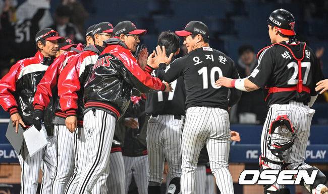 [OSEN=창원, 이석우 기자] 8일 창원NC파크에서 2026 신한 SOL KBO 리그 NC 다이노스와 LG 트윈스의 경기가 열렸다. 홈팀 NC는 신민혁이, 방문팀 LG는 웰스가 선발 출전했다. LG 트윈스 염경엽 감독이 5-4로 승리한 후 오지환과 하이파이브를 하고 있다. 2026.04.08 / foto0307@osen.co.kr