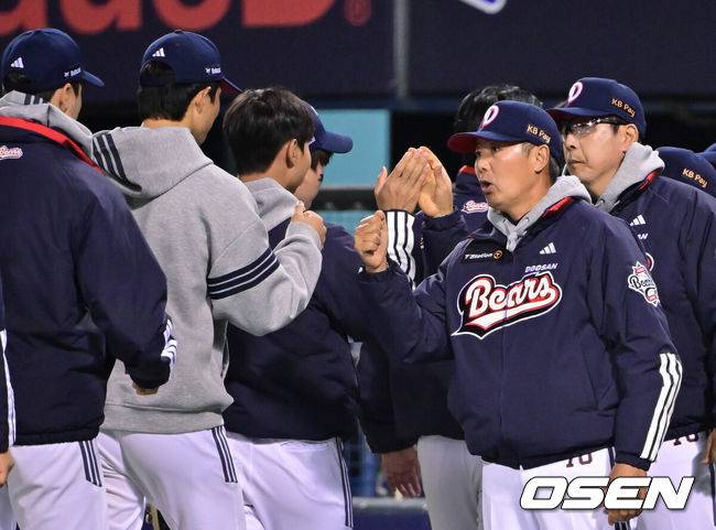 [OSEN=잠실, 박준형 기자] 두산 베어스가 8일 잠실구장에서 열린 2026 신한은행 SOL Bank KBO리그 키움 히어로즈와 홈경기에서 7-3 승리를 거뒀다. 선발 등판한 2년 차 우완 최민석이 5⅔이닝 동안 3피안타 6탈삼진 5볼넷 무실점 호투를 펼치면서 시즌 첫 승 사냥에 성공했다.경기종료 후 두산 김원형 감독이 승리투수가 된 최민석과 하이파이브을 하고 있다.  2026.04.08 / soul1014@osen.co.kr