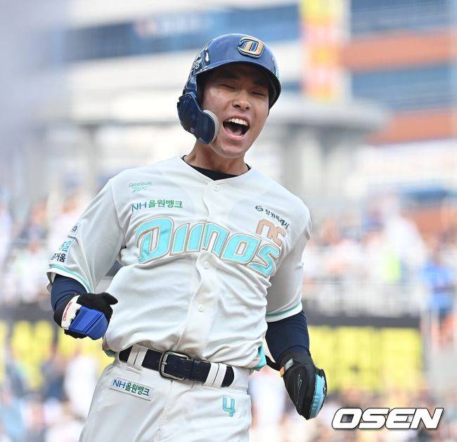 [OSEN=창원, 이석우 기자]   29일 창원NC파크에서 2026 신한 SOL KBO 리그 NC 다이노스와 두산 베어스의 경기가 열렸다. 홈팀 NC는 테일러가, 방문팀 두산은 곽빈이 선발 출전했다. NC 다이노스 허윤이 7회말 3루 도루를 성공한 데 이어 김휘집의 우익수 앞 안타때 득점을 올리고 있다. 2026.03.29 / foto0307@osen.co.kr