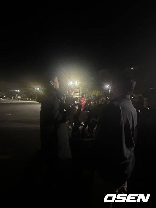 [사진] 은퇴식 후 모든 팬들에게 사인해주는 함지훈