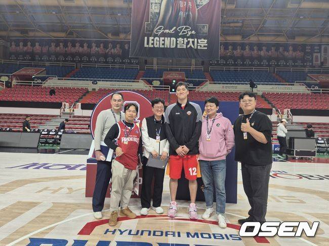 [사진] 함지훈과 기념촬영을 한 취재기자단