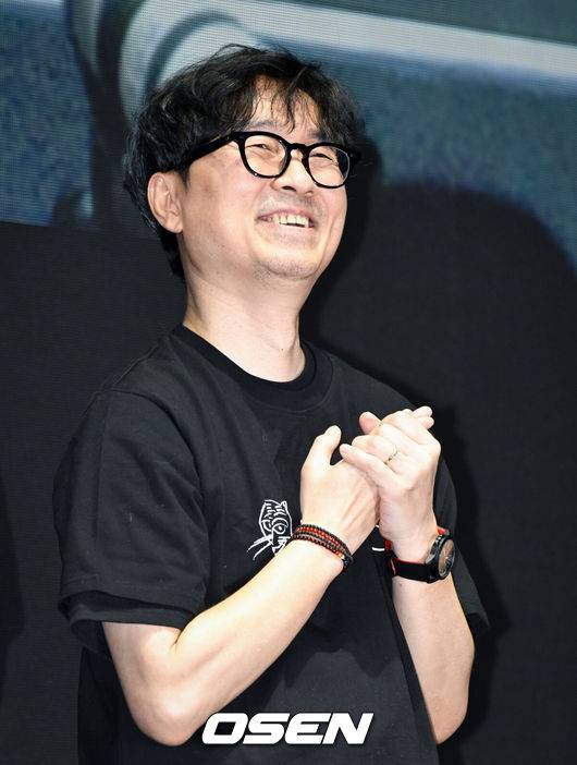 [OSEN=조은정 기자]영화 ‘왕과 사는 남자(감독 장항준)’ 천만 관객 감사 무대인사가 17일 서울 메가박스 코엑스에서 열렸다.'왕과 사는 남자'의 누적 관객 수는 1360만 1732명이다. 국내 역대 박스오피스 공식 통계 기준 흥행 영화 톱10 중 7위인 '아바타'(1362만명)의 기록을 17일 중 넘어설 것으로 예상된다.장항준 감독이 관객과의 시간을 갖고 있다. 2026.03.17 /cej@osen.co.kr