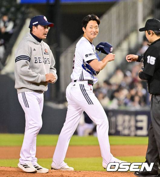 [OSEN=잠실, 박준형 기자] 8일 서울 잠실구장에서 '2026 신한 SOL Bank KBO리그' 두산 베어스와 키움 히어로즈의 경기가 열렸다.이날 두산은 최민석을, 키움은 정세영을 선발투수로 내세웠다.6회초 두산 선발투수 최민석이 교체되고 있다.   2026.04.08 / soul1014@osen.co.kr