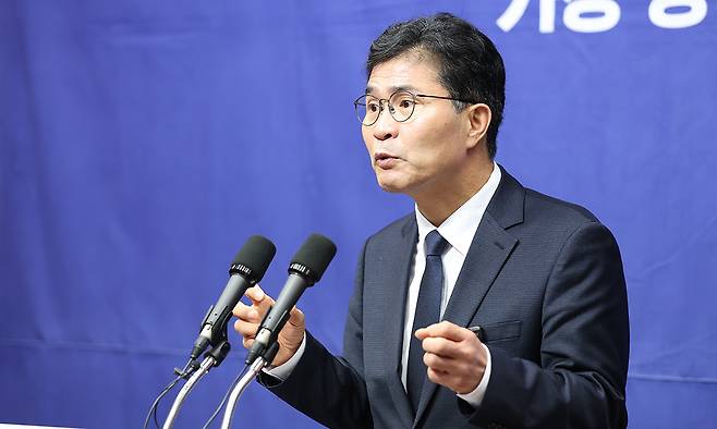 이원택 더불어민주당 전북도지사 경선 예비후보가 8일 전북 전주시 전북특별자치도의회에서 기자회견을 열고 식사비 대납 의혹 관련 발언을 하고 있다. 뉴스1