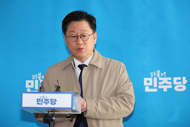 안호영 전북지사 더불어민주당 경선 후보가 지난 7일 서울 여의도 국회에서 이원택 전북지사 더불어민주당 경선 후보의 식사비 대납 의혹 보도와 관련해 기자회견을 하고 있다. 한편 정청래 대표는 관련해 이원택 전북지사 경선후보에대한 윤리감찰을 지시했다. 뉴시스